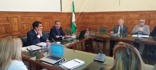 El presidente del TSJA, Lorenzo del Río, durante su intervención. A su lado, el magistrado de la Sala Segunda del Tribunal Supremo y director del curso, Antonio del Moral